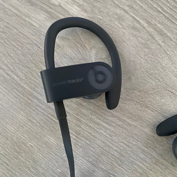 Gray Wireless Power Beats3 - Picture 2 of 4